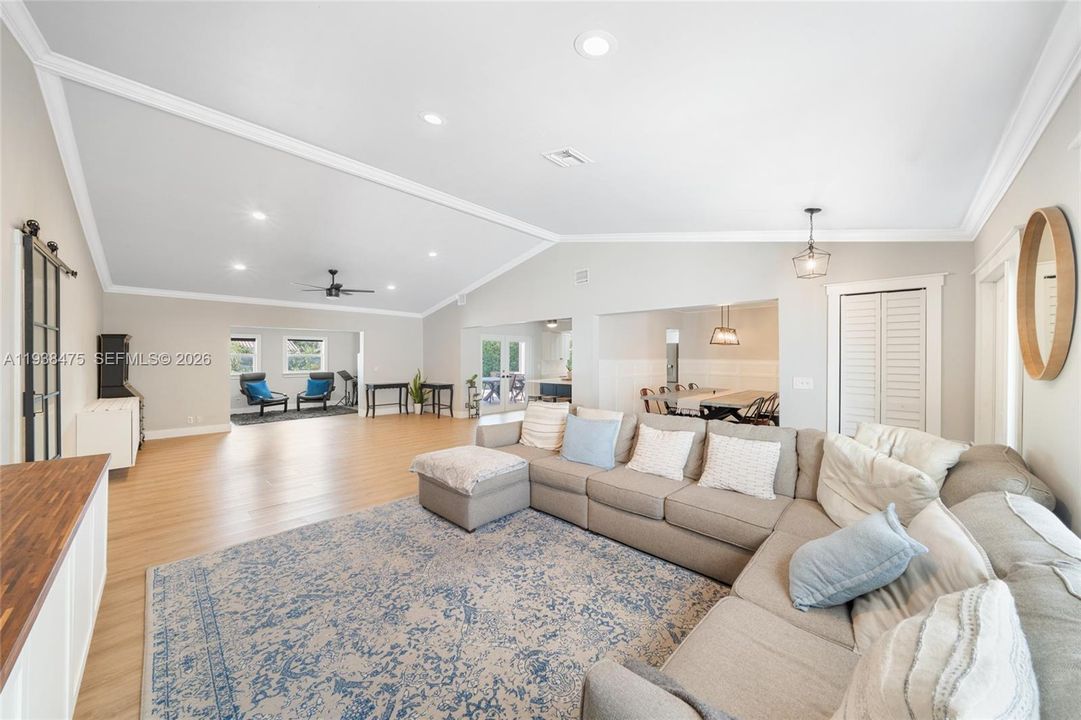 En Venta: $800,000 (4 camas, 2 baños, 2216 Pies cuadrados)