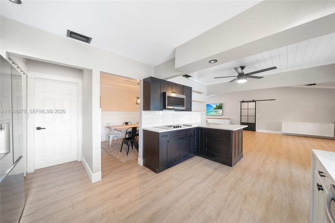 En Venta: $800,000 (4 camas, 2 baños, 2216 Pies cuadrados)