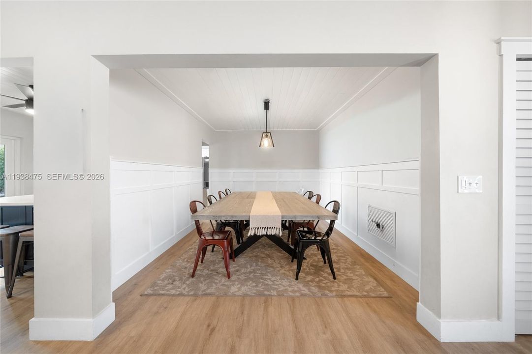 En Venta: $800,000 (4 camas, 2 baños, 2216 Pies cuadrados)