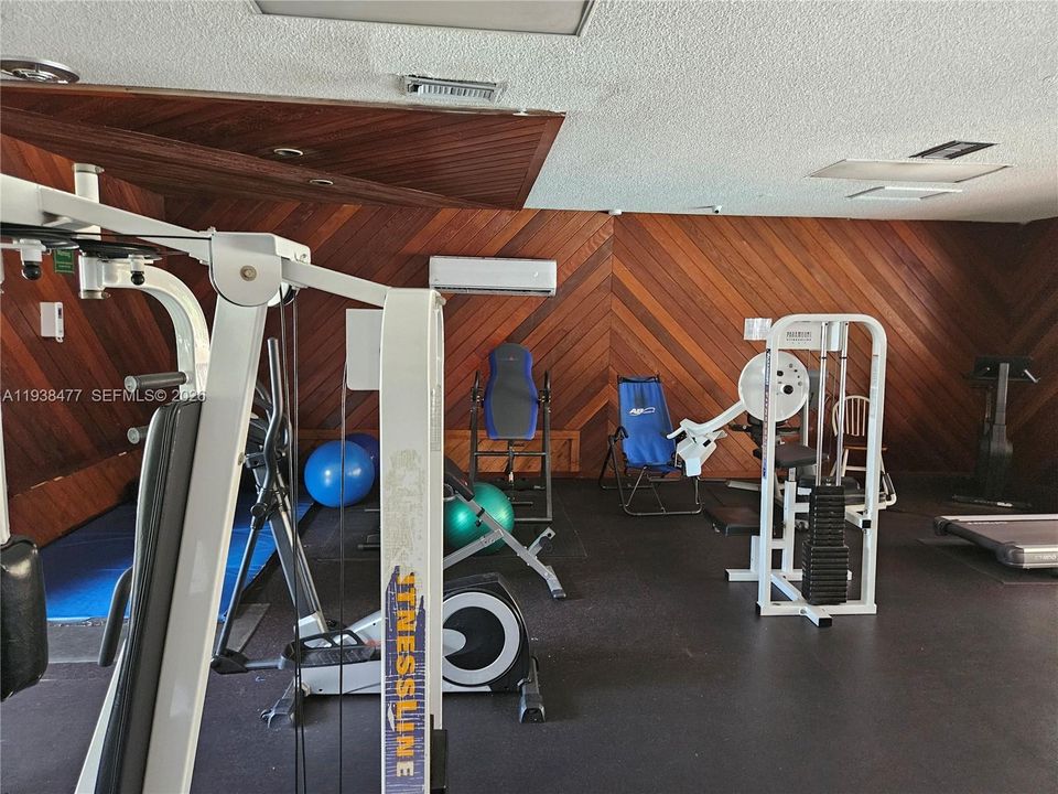 For Rent: $1,900 (2 beds, 1 baths, 870 Square Feet)