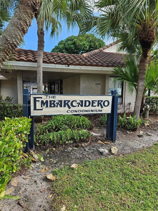 For Rent: $1,900 (2 beds, 1 baths, 870 Square Feet)