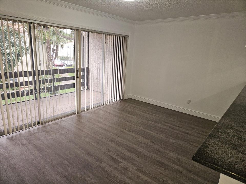 For Rent: $1,900 (2 beds, 1 baths, 870 Square Feet)