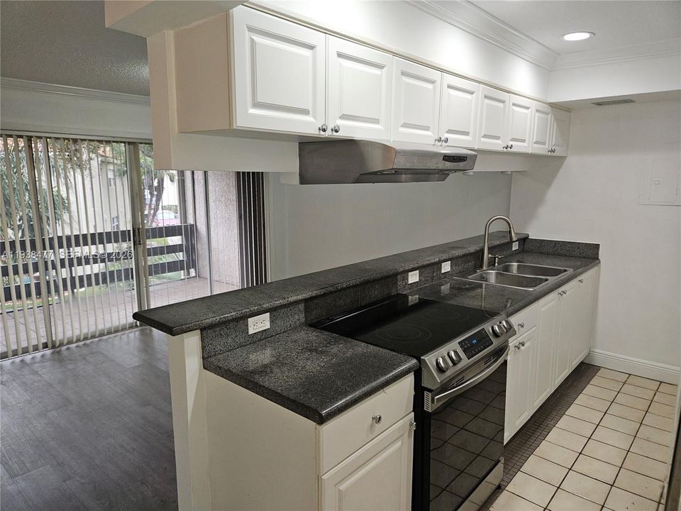 For Rent: $1,900 (2 beds, 1 baths, 870 Square Feet)