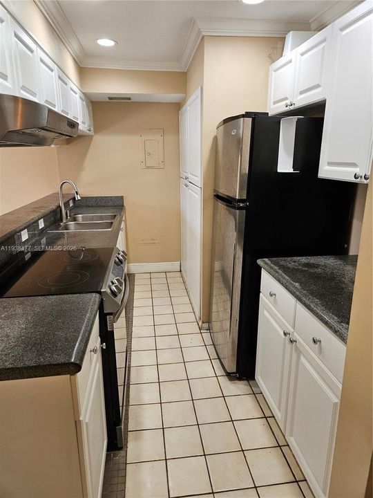 For Rent: $1,900 (2 beds, 1 baths, 870 Square Feet)