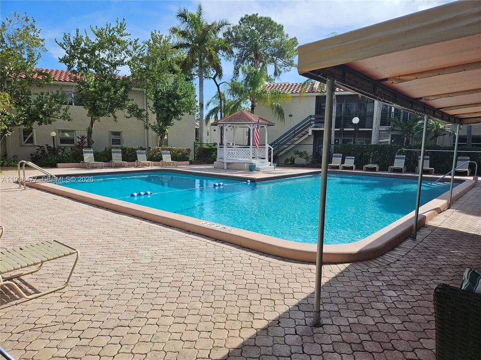 For Rent: $1,900 (2 beds, 1 baths, 870 Square Feet)