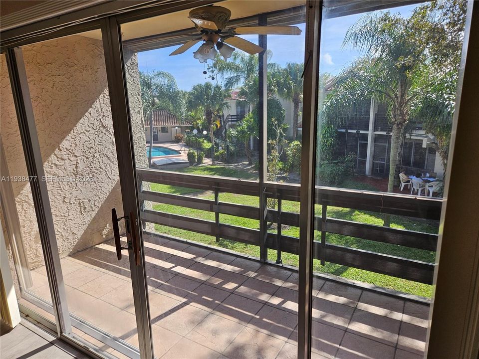 For Rent: $1,900 (2 beds, 1 baths, 870 Square Feet)