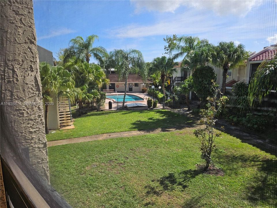 For Rent: $1,900 (2 beds, 1 baths, 870 Square Feet)