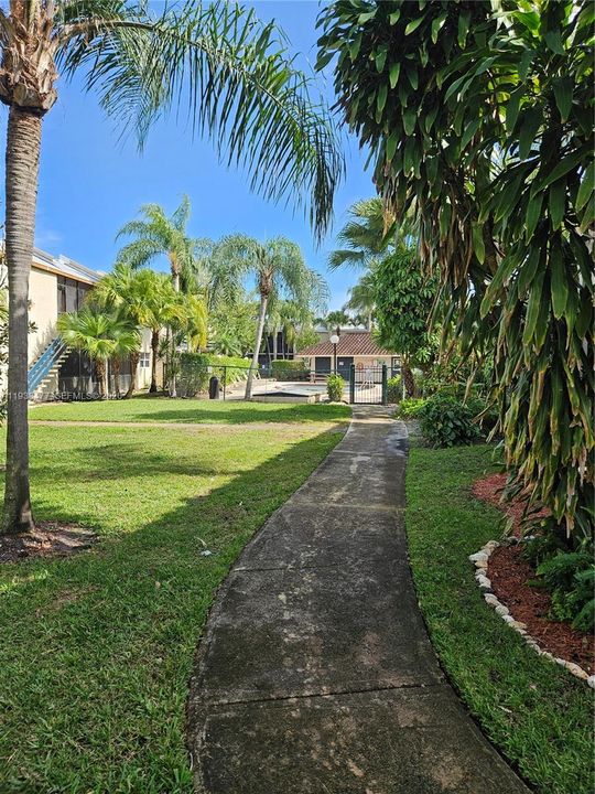 For Rent: $1,900 (2 beds, 1 baths, 870 Square Feet)