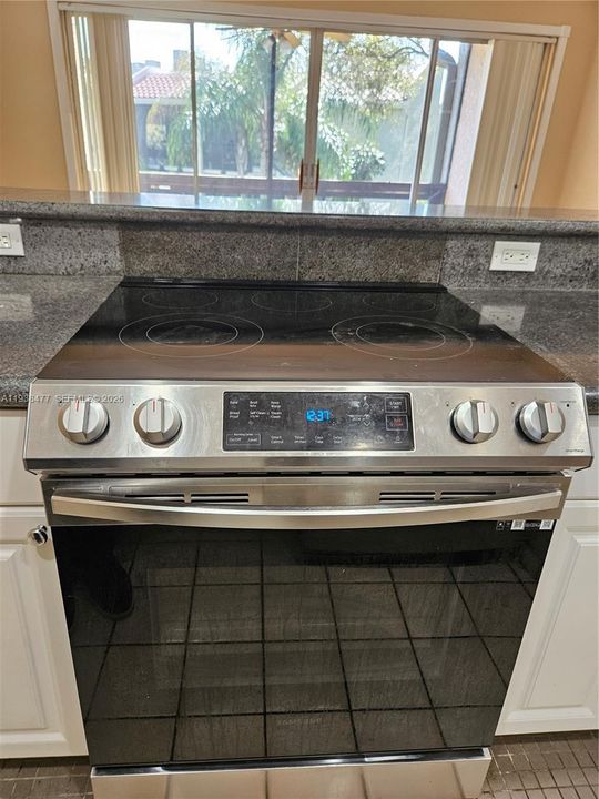 For Rent: $1,900 (2 beds, 1 baths, 870 Square Feet)