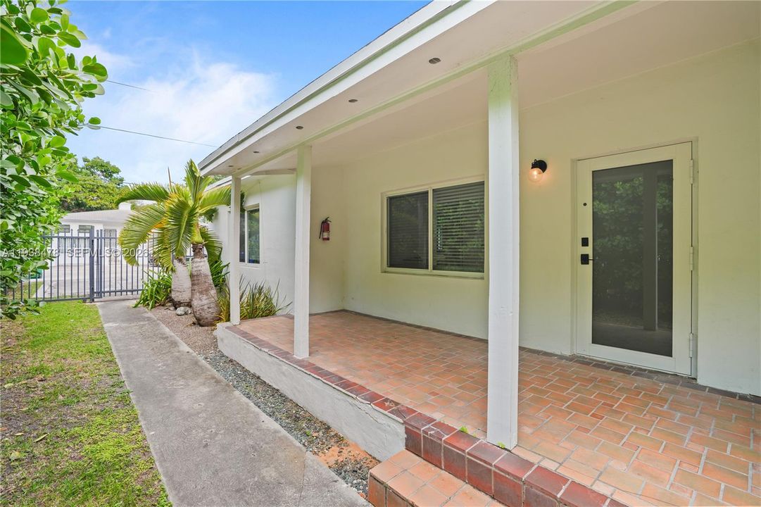 For Rent: $2,700 (2 beds, 3 baths, 2419 Square Feet)