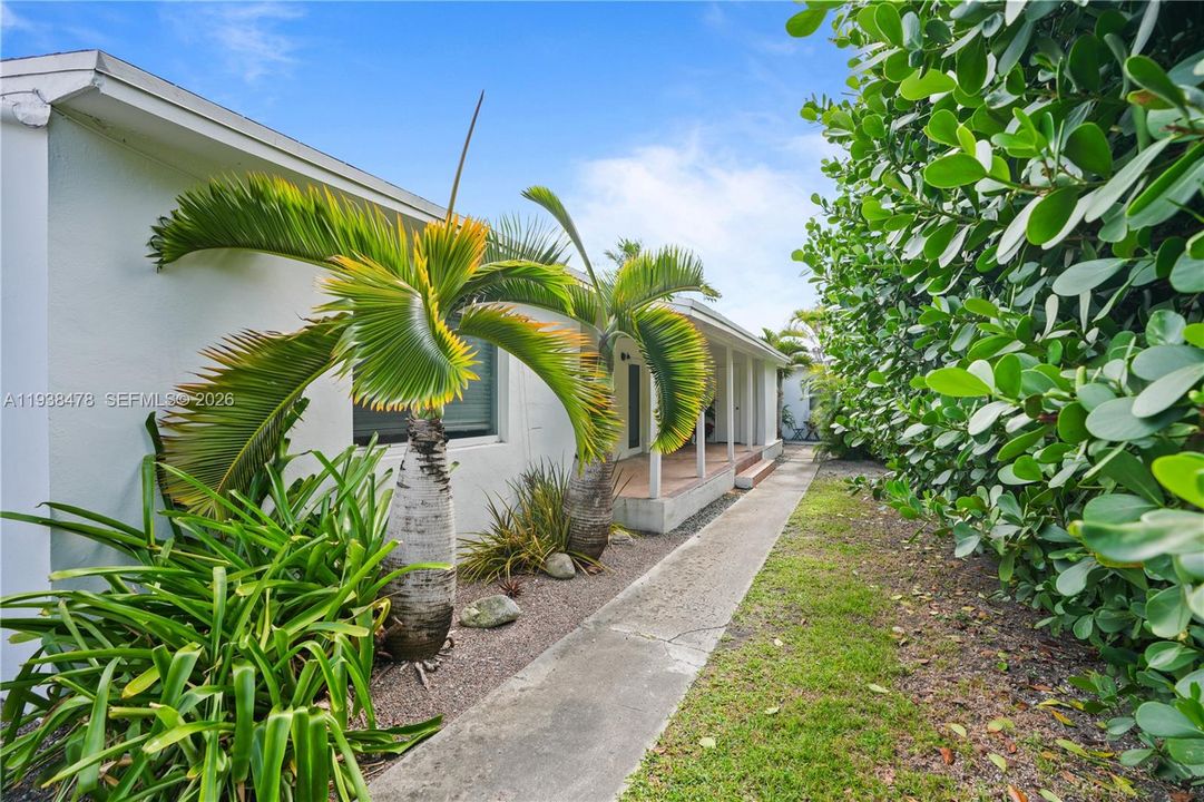 For Rent: $2,700 (2 beds, 3 baths, 2419 Square Feet)