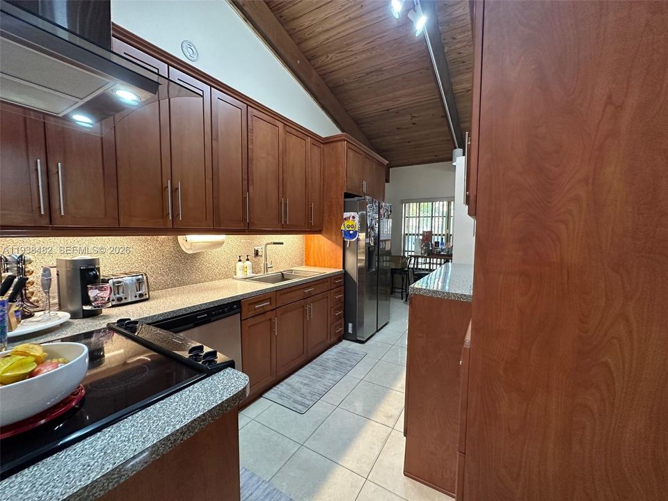 待售: $425,000 (2 贝兹, 2 浴室, 1342 平方英尺)