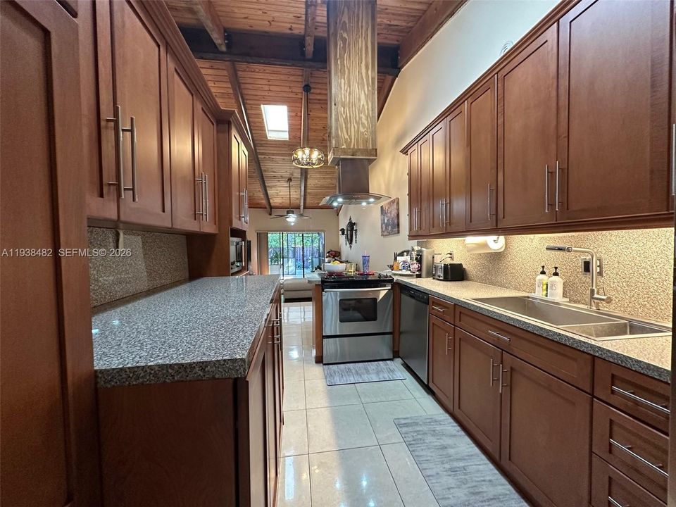 待售: $425,000 (2 贝兹, 2 浴室, 1342 平方英尺)