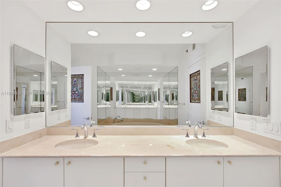 出租: $22,000 (3 贝兹, 4 浴室, 3011 平方英尺)