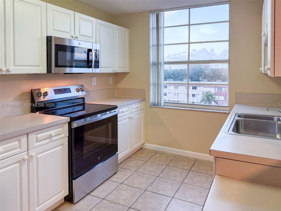 For Rent: $3,100 (3 beds, 2 baths, 1447 Square Feet)