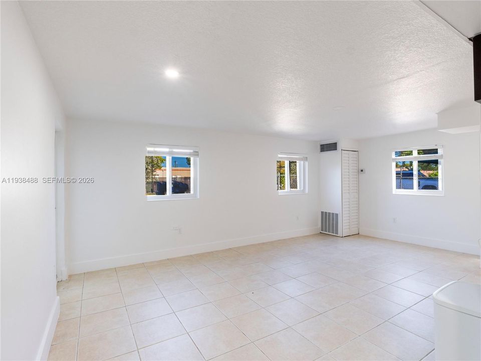 En Renta: $1,250 (0 camas, 1 baños, 2740 Pies cuadrados)