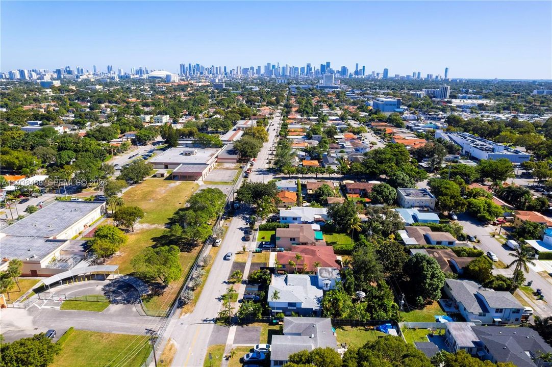 En Renta: $1,250 (0 camas, 1 baños, 2740 Pies cuadrados)