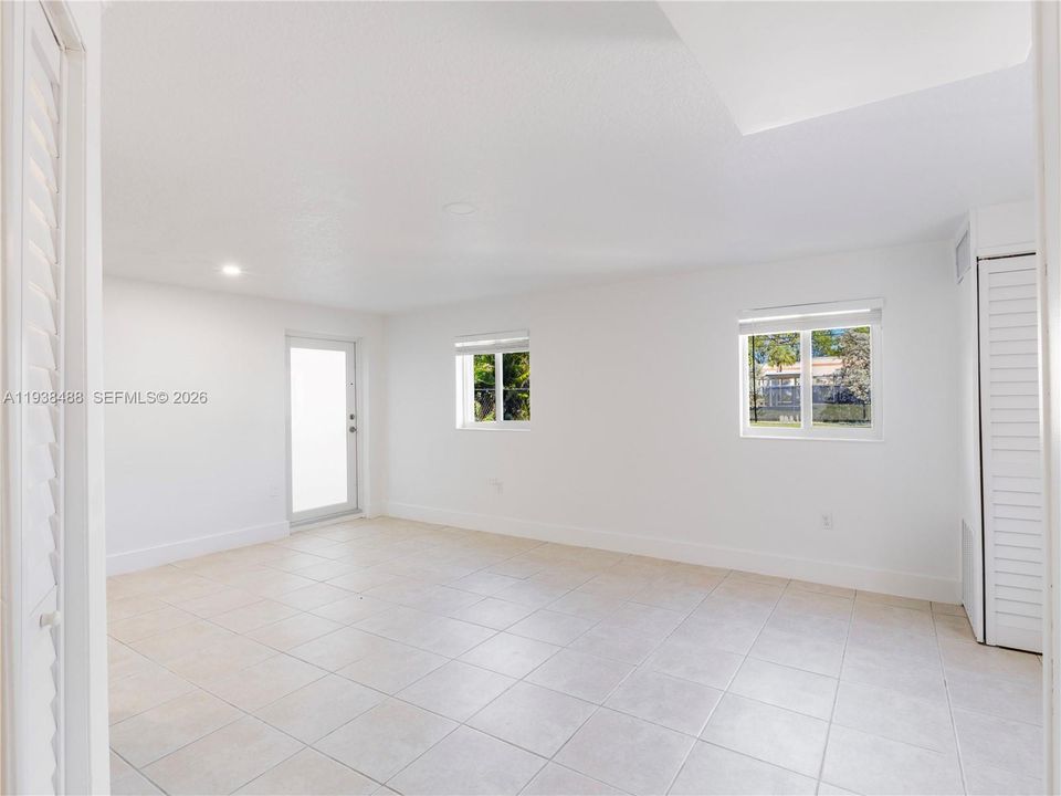 En Renta: $1,250 (0 camas, 1 baños, 2740 Pies cuadrados)