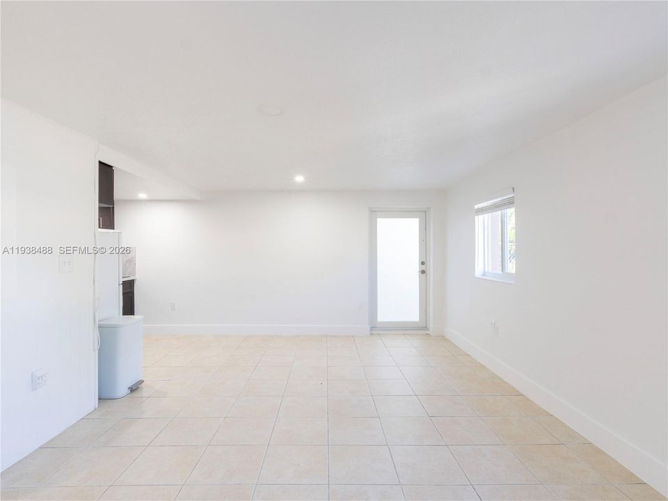 En Renta: $1,250 (0 camas, 1 baños, 2740 Pies cuadrados)