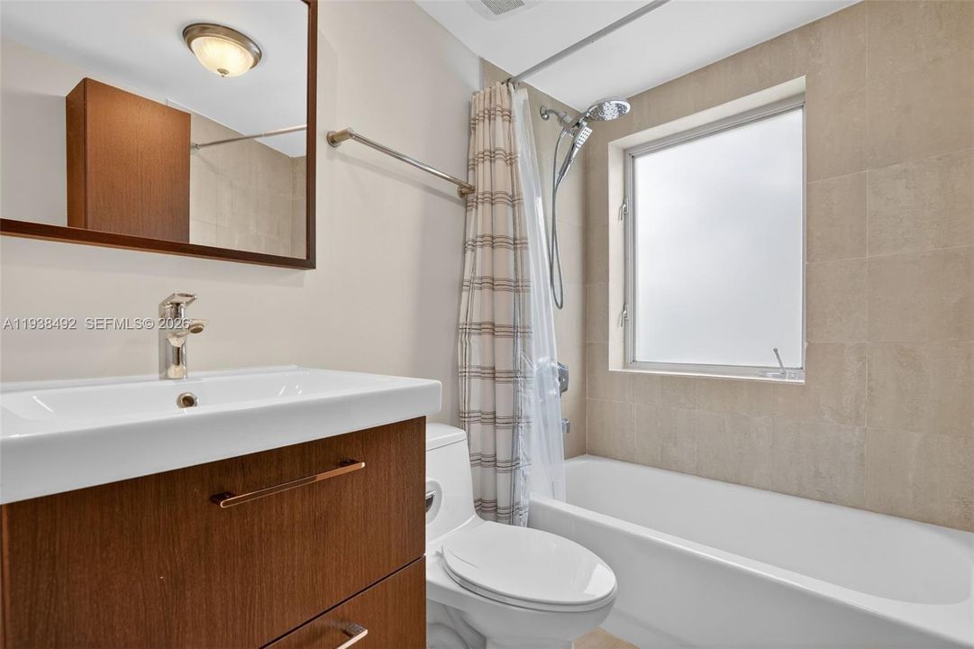 For Sale: $579,000 (2 beds, 2 baths, 1086 Square Feet)