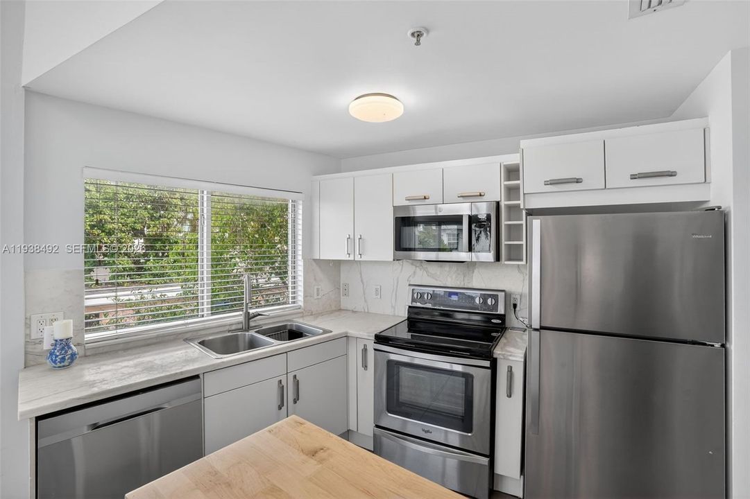 For Sale: $579,000 (2 beds, 2 baths, 1086 Square Feet)
