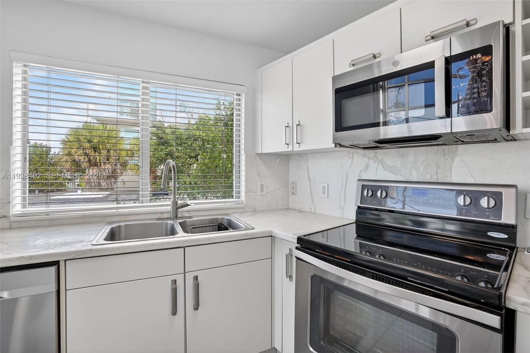 For Sale: $579,000 (2 beds, 2 baths, 1086 Square Feet)