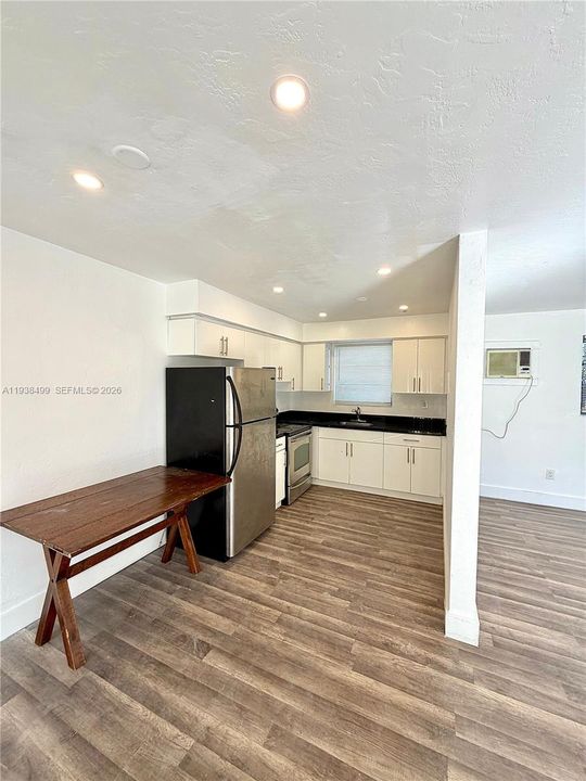 For Rent: $2,400 (2 beds, 2 baths, 1095 Square Feet)