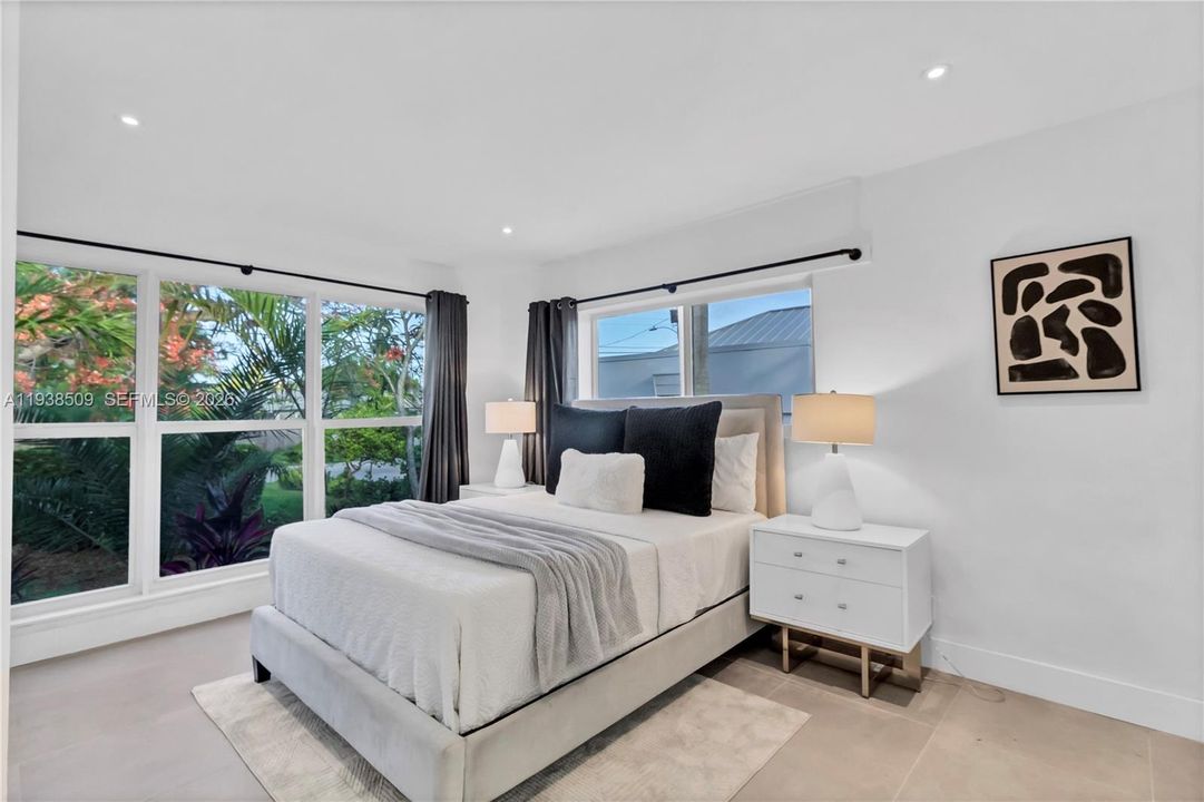 For Sale: $899,000 (3 beds, 2 baths, 1272 Square Feet)