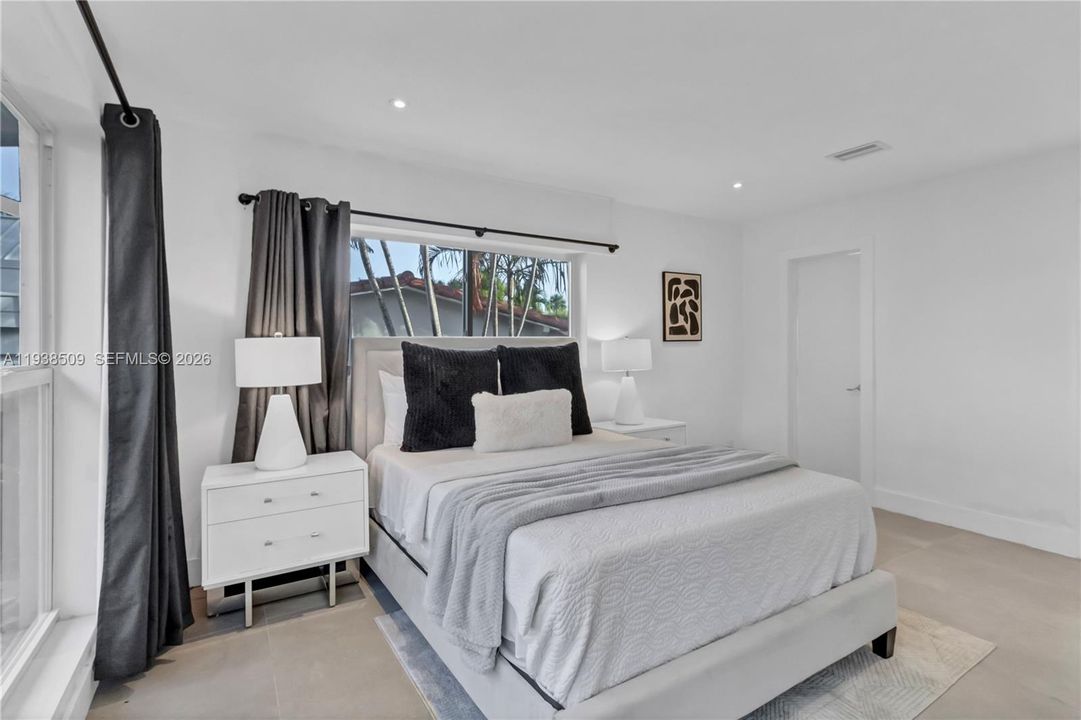 For Sale: $899,000 (3 beds, 2 baths, 1272 Square Feet)