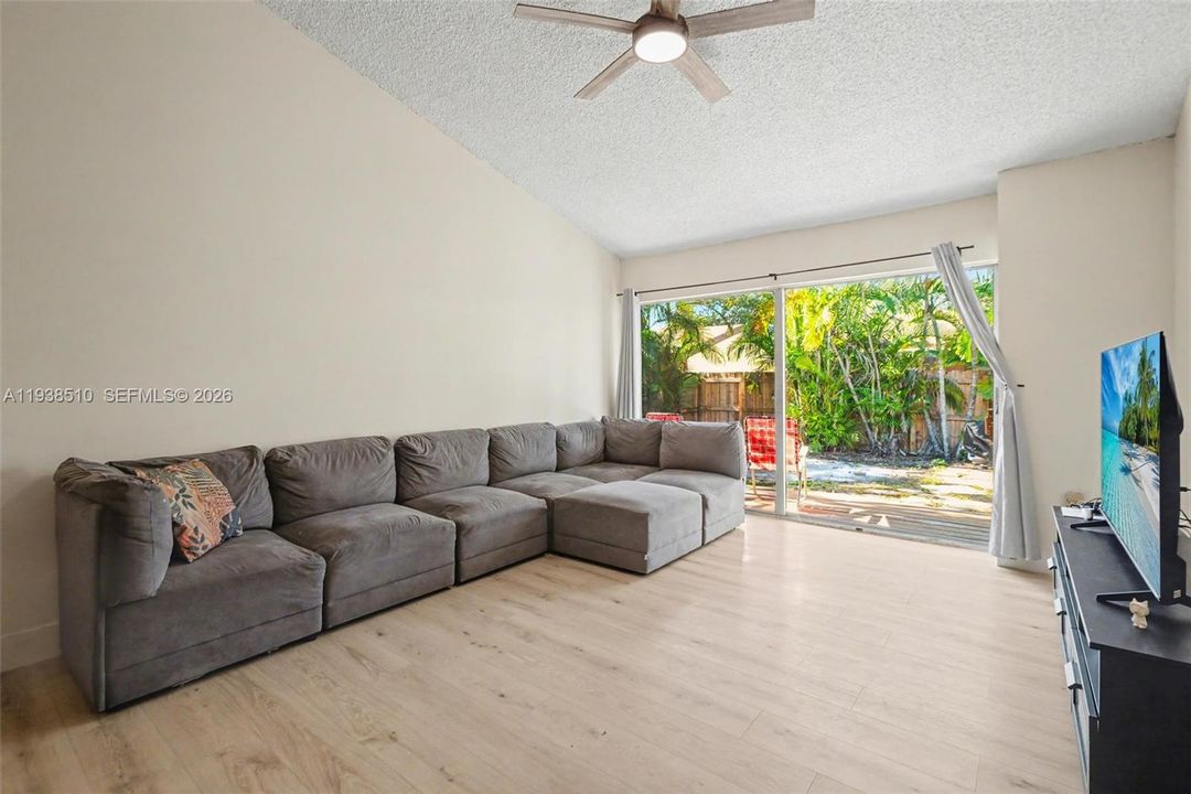 For Sale: $440,000 (3 beds, 2 baths, 1172 Square Feet)