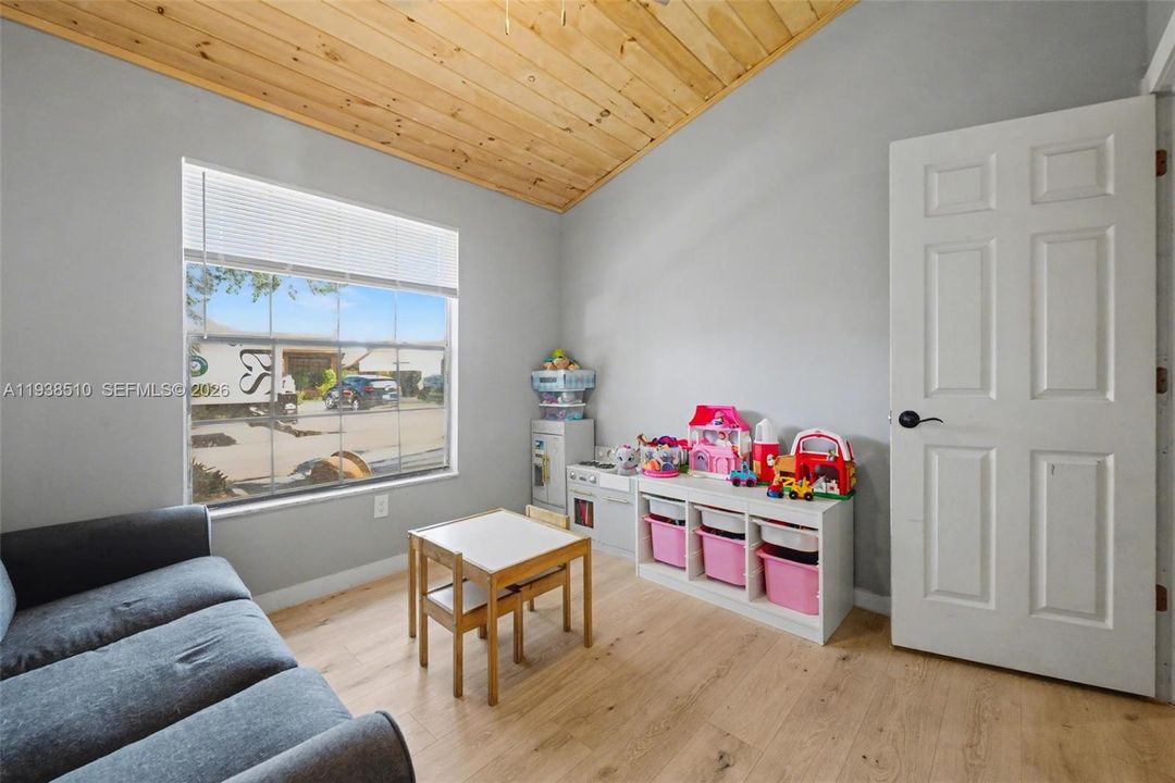 For Sale: $440,000 (3 beds, 2 baths, 1172 Square Feet)