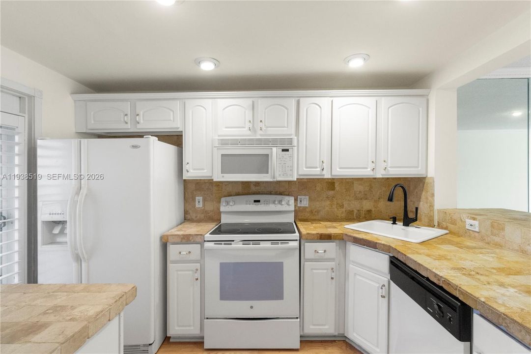 For Sale: $169,000 (1 beds, 1 baths, 700 Square Feet)