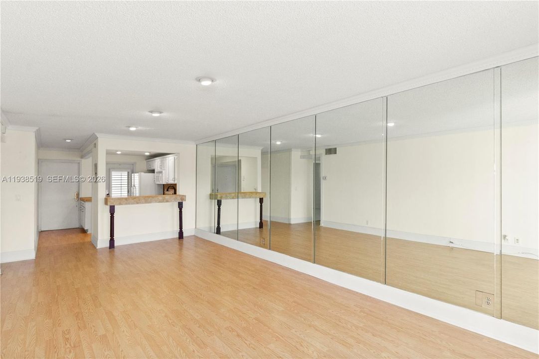 For Sale: $169,000 (1 beds, 1 baths, 700 Square Feet)