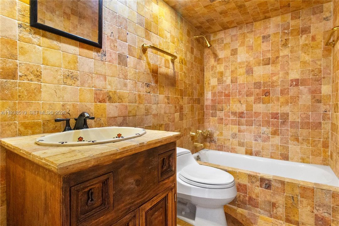 For Sale: $169,000 (1 beds, 1 baths, 700 Square Feet)