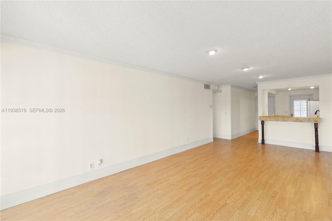 For Sale: $169,000 (1 beds, 1 baths, 700 Square Feet)