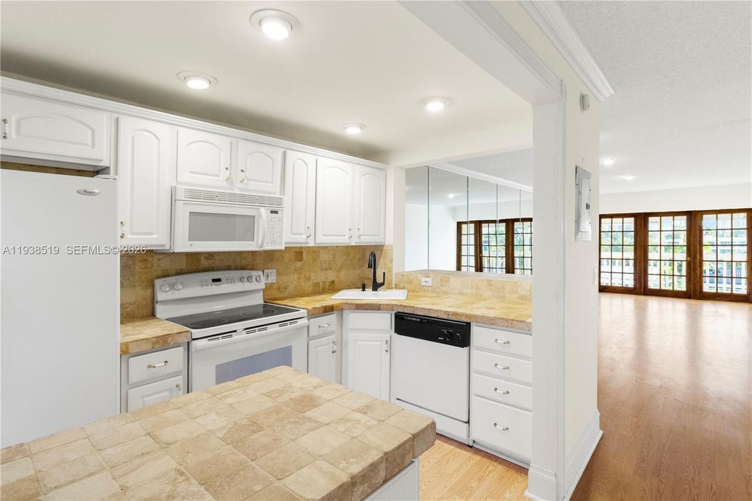 For Sale: $169,000 (1 beds, 1 baths, 700 Square Feet)