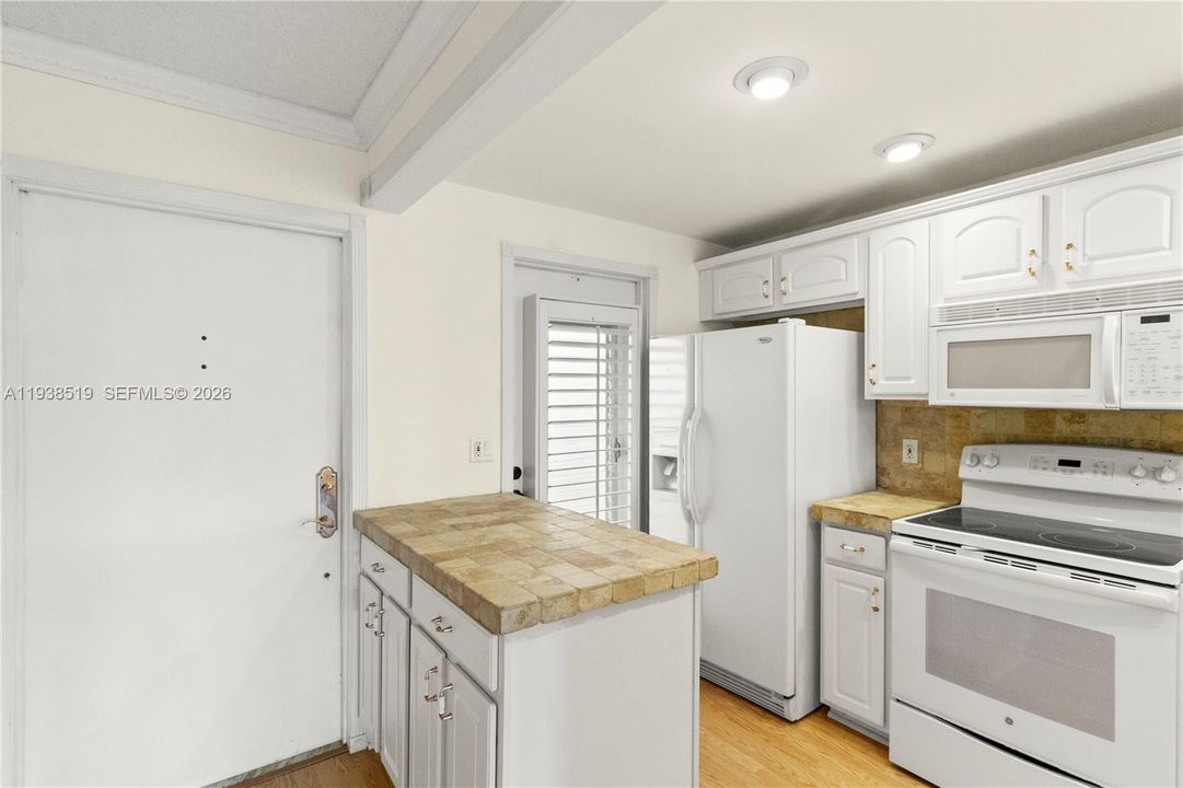 For Sale: $169,000 (1 beds, 1 baths, 700 Square Feet)