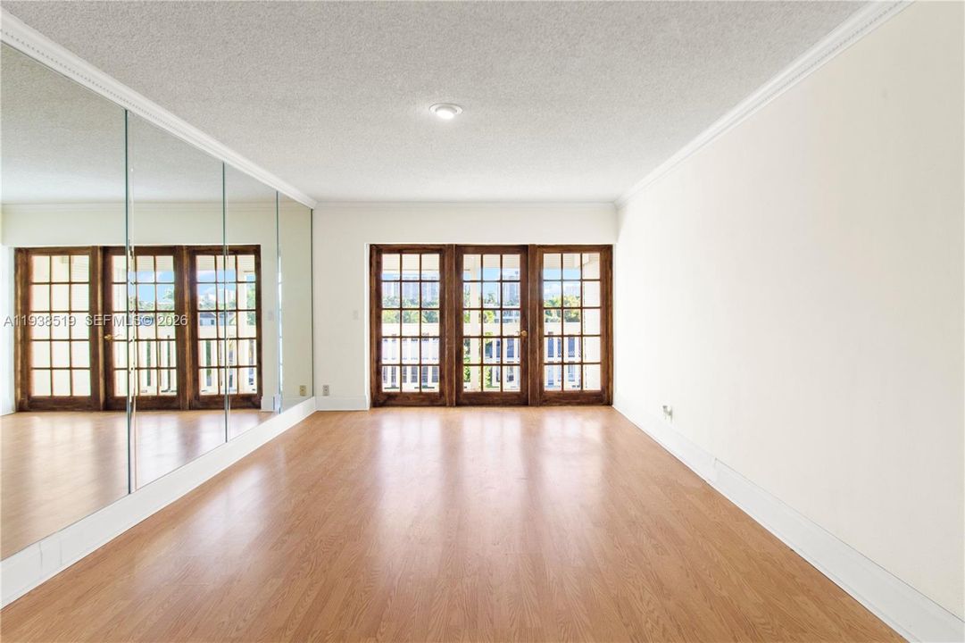 For Sale: $169,000 (1 beds, 1 baths, 700 Square Feet)