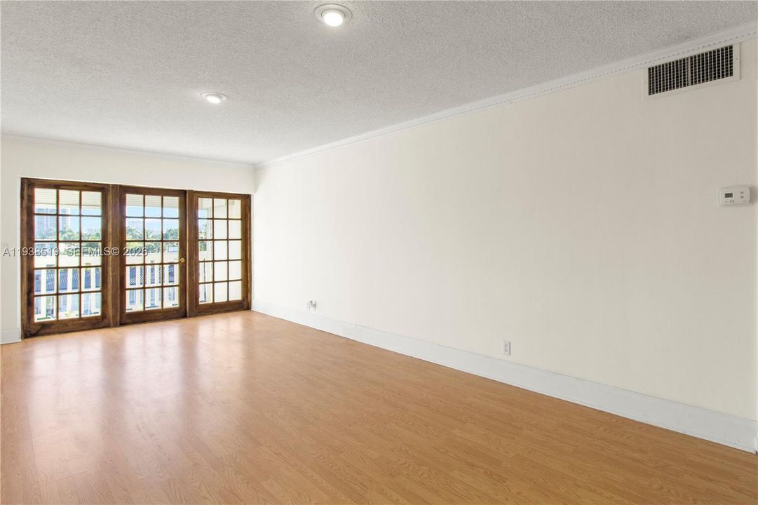 For Sale: $169,000 (1 beds, 1 baths, 700 Square Feet)