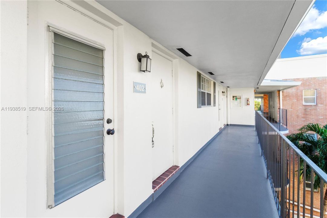 For Sale: $169,000 (1 beds, 1 baths, 700 Square Feet)