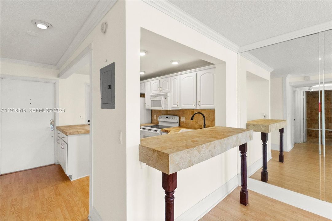 For Sale: $169,000 (1 beds, 1 baths, 700 Square Feet)