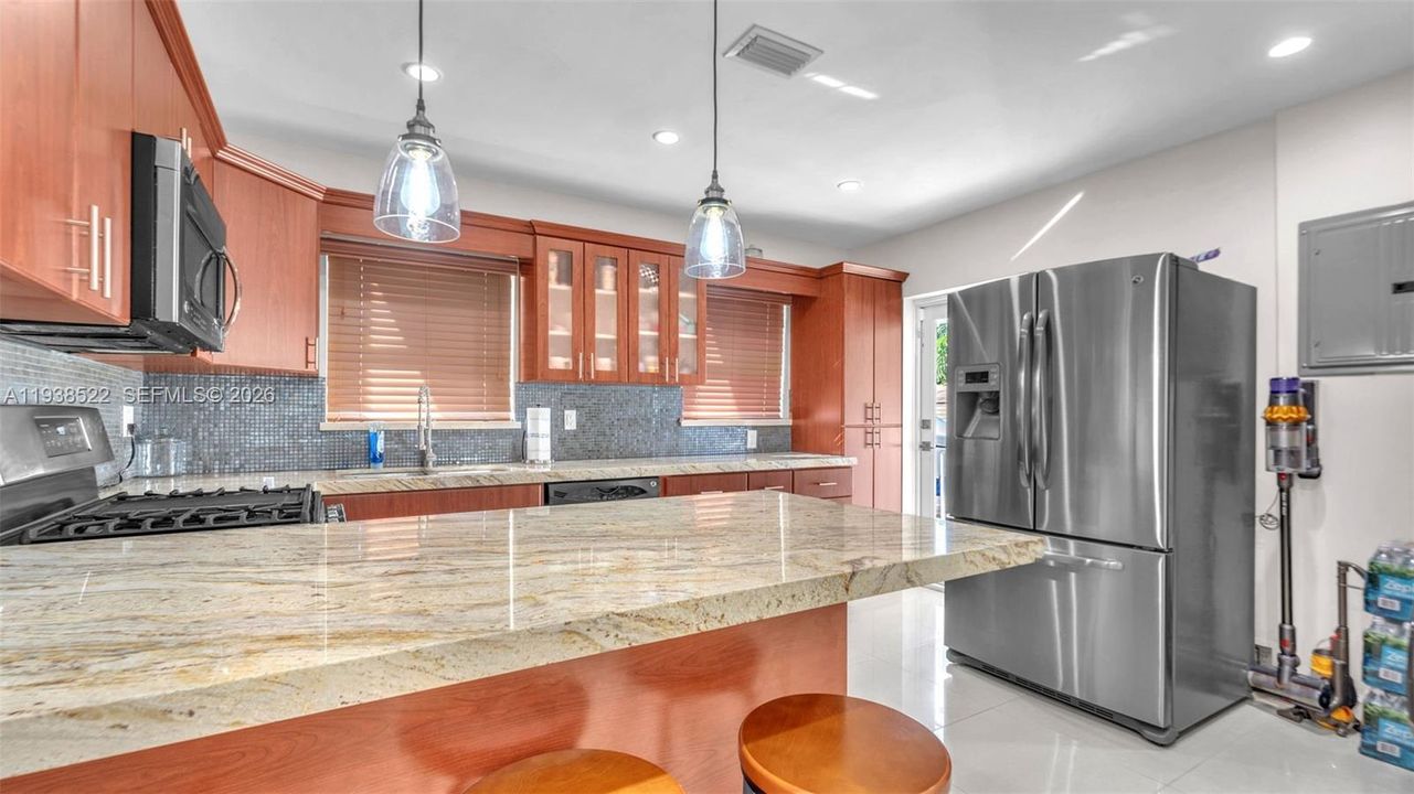 For Rent: $3,850 (3 beds, 1 baths, 1245 Square Feet)