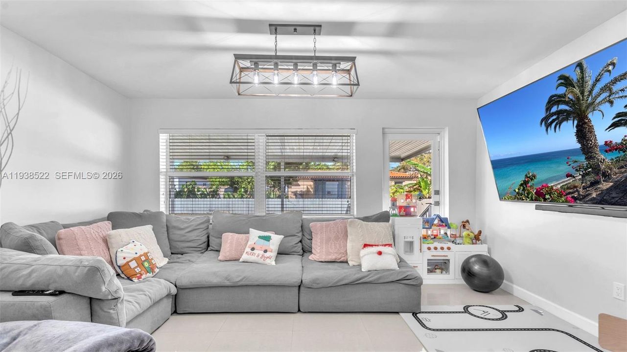 For Rent: $3,850 (3 beds, 1 baths, 1245 Square Feet)