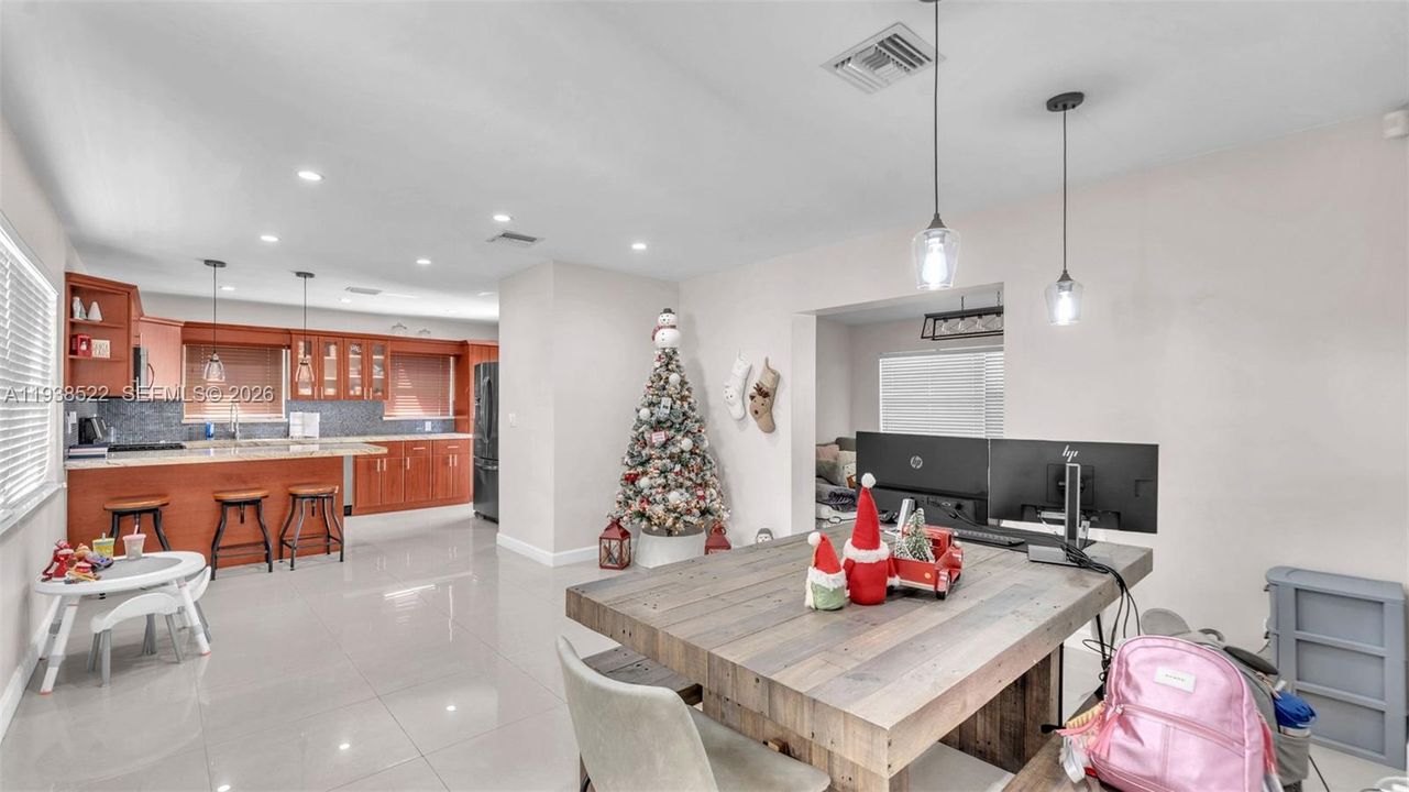 For Rent: $3,850 (3 beds, 1 baths, 1245 Square Feet)