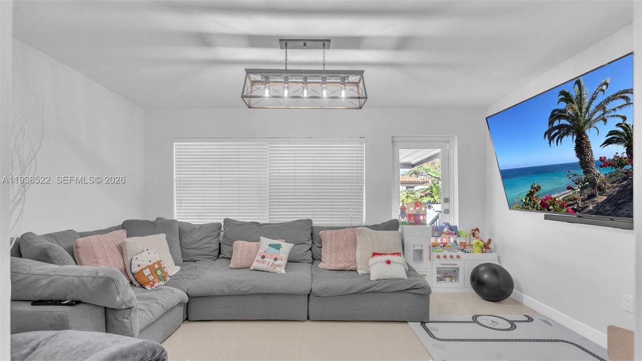 For Rent: $3,850 (3 beds, 1 baths, 1245 Square Feet)