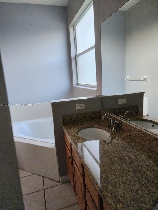 出租: $2,500 (4 贝兹, 2 浴室, 0 平方英尺)