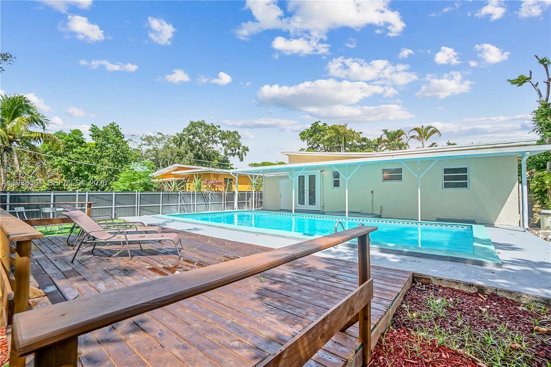 For Rent: $3,500 (2 beds, 2 baths, 1220 Square Feet)