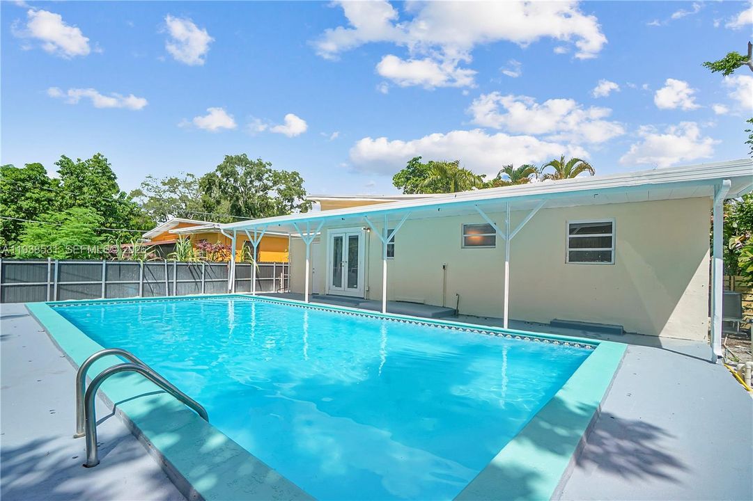 For Rent: $3,500 (2 beds, 2 baths, 1220 Square Feet)