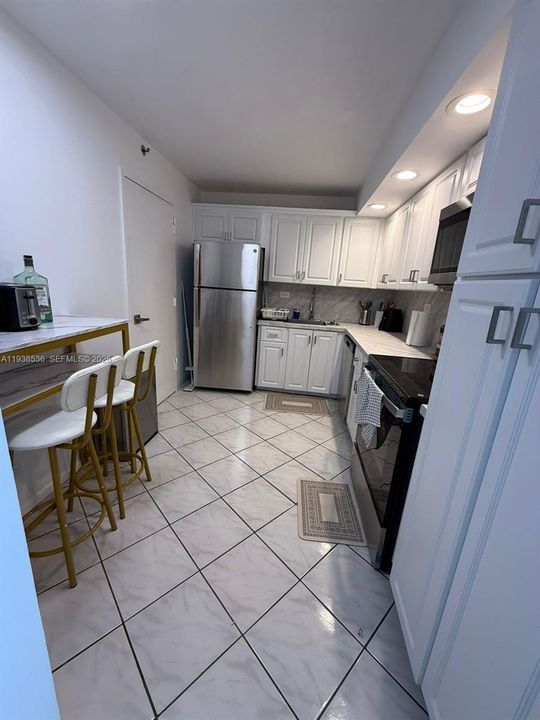 For Rent: $3,200 (2 beds, 2 baths, 1290 Square Feet)