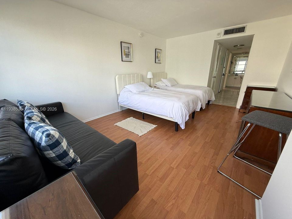 For Rent: $3,200 (2 beds, 2 baths, 1290 Square Feet)